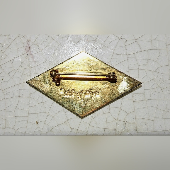 Isle of Skye geometric gold and black diamond shaped brooch - Picture 3 of 5